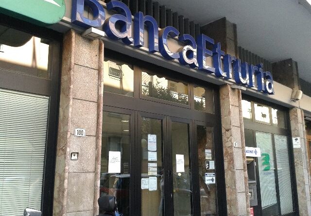 bomba-davanti-una-sede-della-Banca-Etruria-a-Perugia