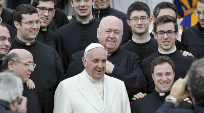 26/02/2014 Citta' del Vaticano, piazza san Pietro, udienza generale del mercoledì presieduta da papa Francesco  che posa per una foto con un gruppo di preti